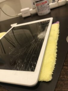 フロントガラス交換修理前のiPadの状態