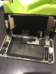 iPhoneSE第2世代の修理中