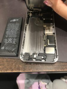 iPhoneSE(初代)の修理中