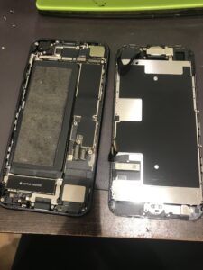 iPhoneSE(第2世代)の修理中