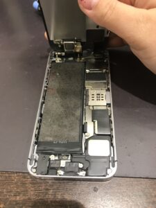 iPhoneSE(初代)の修理中