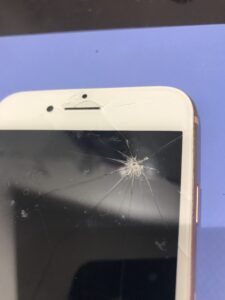 画面交換修理前のiPhone8の状態