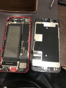 iPhoneSE(第2世代)の修理中