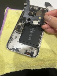 iPhone12の修理中