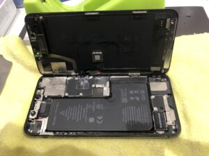 水没したiPhone11ProMaxの内部