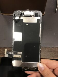 iPhoneSE(第2世代)の修理中