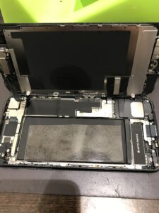 iPhoneSE3修理中