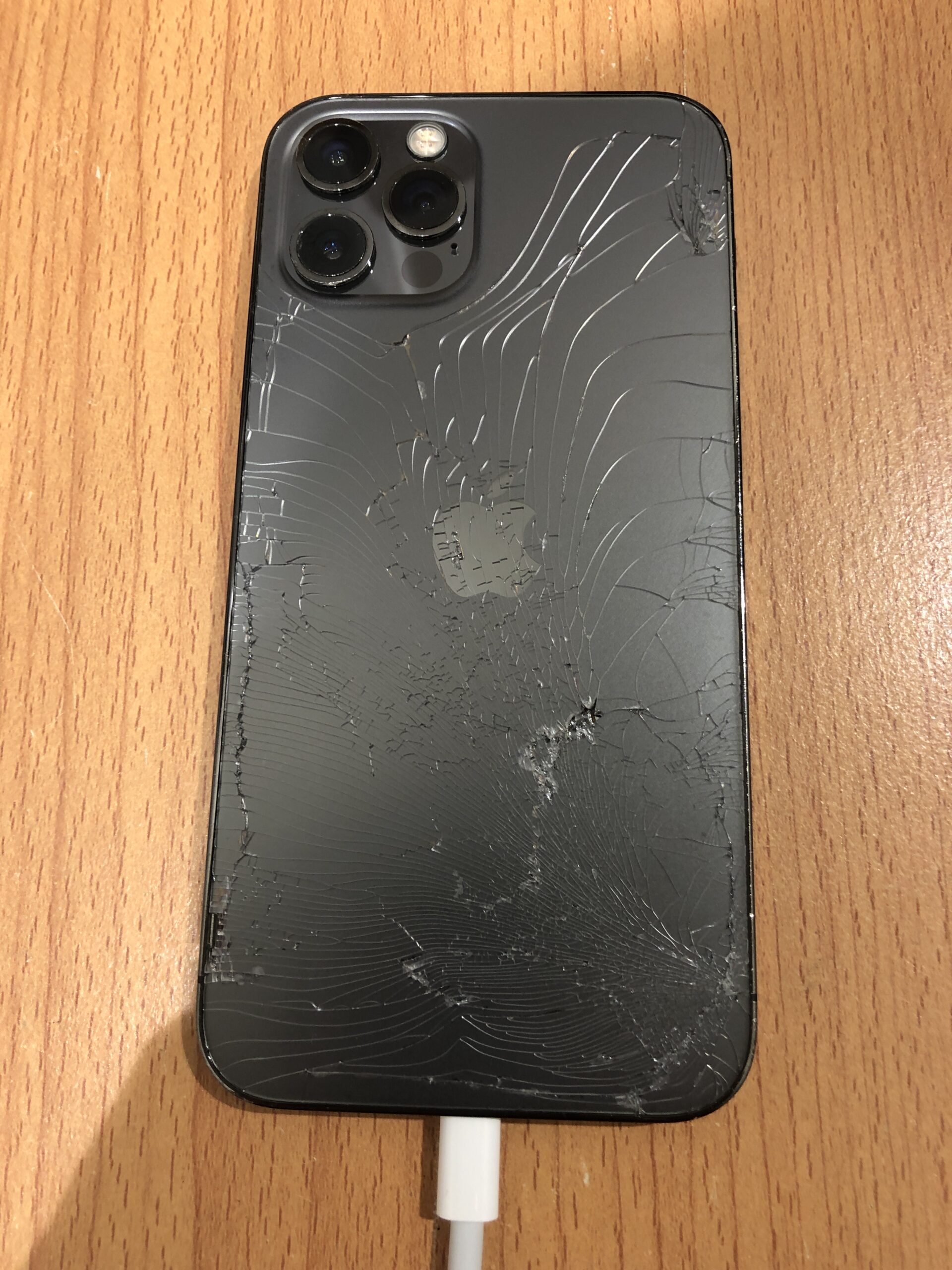 今日限り出品 iPhone12Pro 背面割れあり iPhone12Pro背面ガラス割れ【iPhone修理熊谷】 | iPhone修理