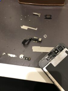 iPhoneSE3の修理中