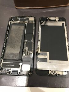 iPhoneSE3の修理中