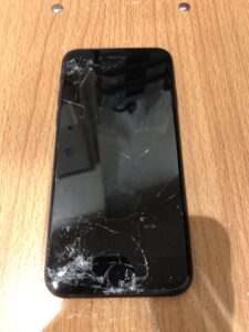 画面交換修理前のiPhoneSE第3世代の状態