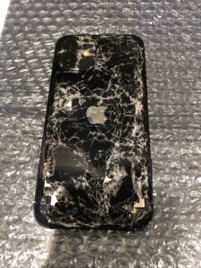 iPhone背面割れ
