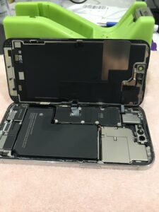 iPhone14Proの修理中