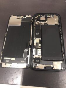 iPhone13の修理中