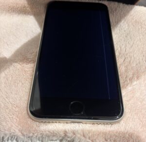 修理前のiPhoneSE3の状態