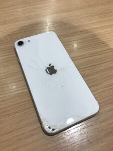 iPhoneSE2背面割れ