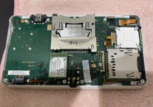 スライドパッド交換修理前の3DSの状態