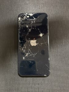 iPhone SE3　背面割れ　枚方