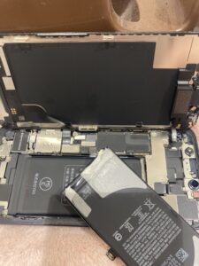 iPhone12miniの修理中