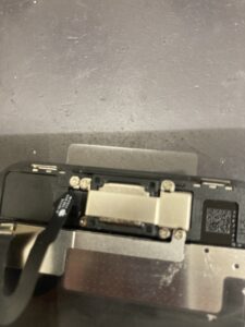 iPhoneSE3修理中
