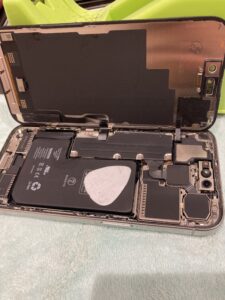 iPhone15Pr5oの修理中