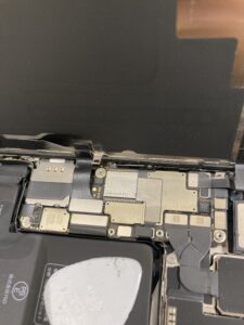 iPhone15Proの修理中
