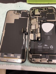 iPhone15Proの修理中