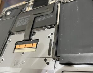 枚方エリアからMacbookバッテリー交換にてご来店。
