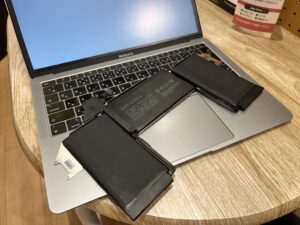 枚方エリアからMacbookバッテリー交換にてご来店。