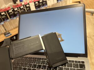 枚方エリアからMacbookバッテリー交換にてご来店。