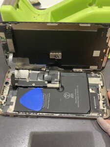 iPhoneXsの修理中