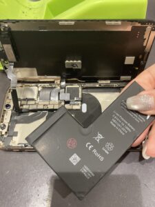 iPhoneXsの修理中