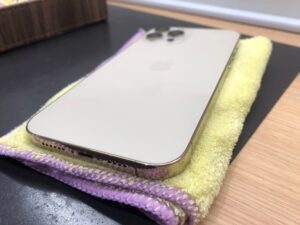 枚方でiPhoneの背面修理後にガラスコーティングで保護