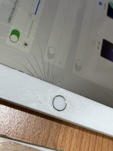 iPad7世代画面割れ修理前