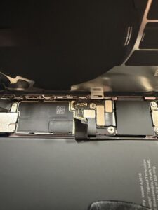 iPhone15のバッテリー交換作業中