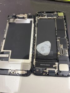 iPhoneSE3の修理中