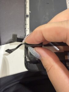 iPhoneSE3の修理中