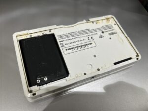 ３DS修理 枚方市 - 膨張したバッテリーパック交換作業中の様子