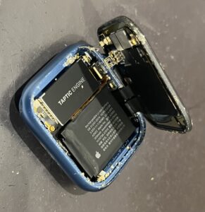 AppleWatchバッテリー交換作業風景