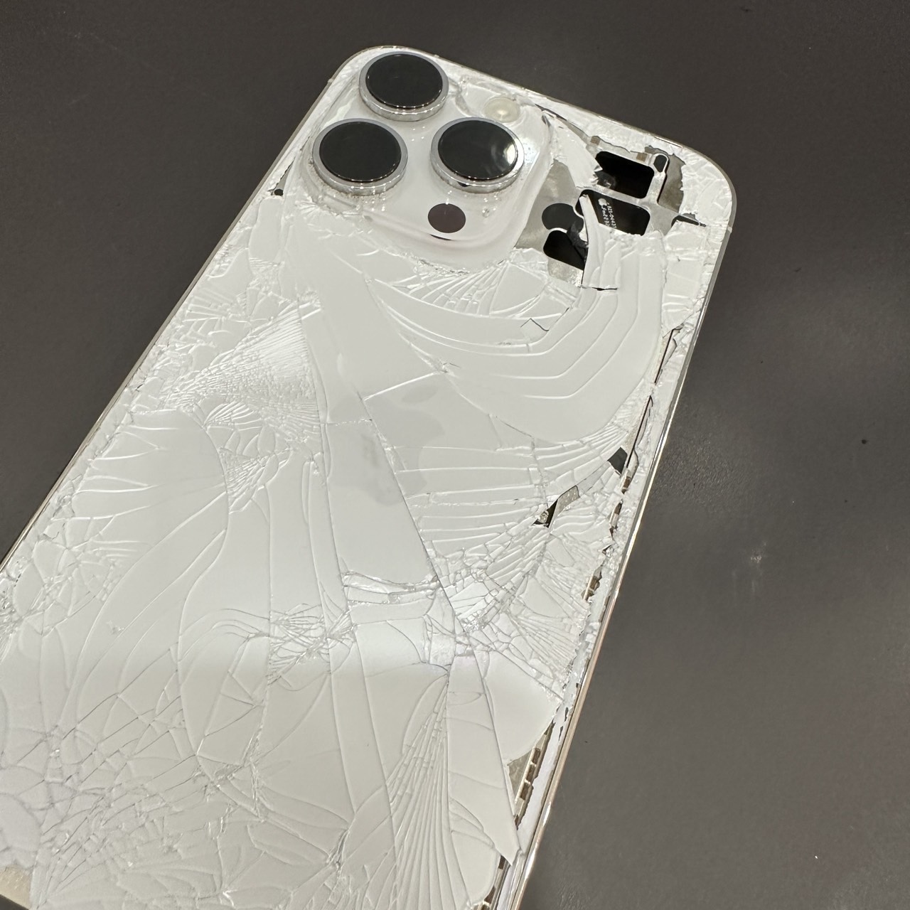 門真市末広町よりご来店】iPhone背面修理 即日対応！