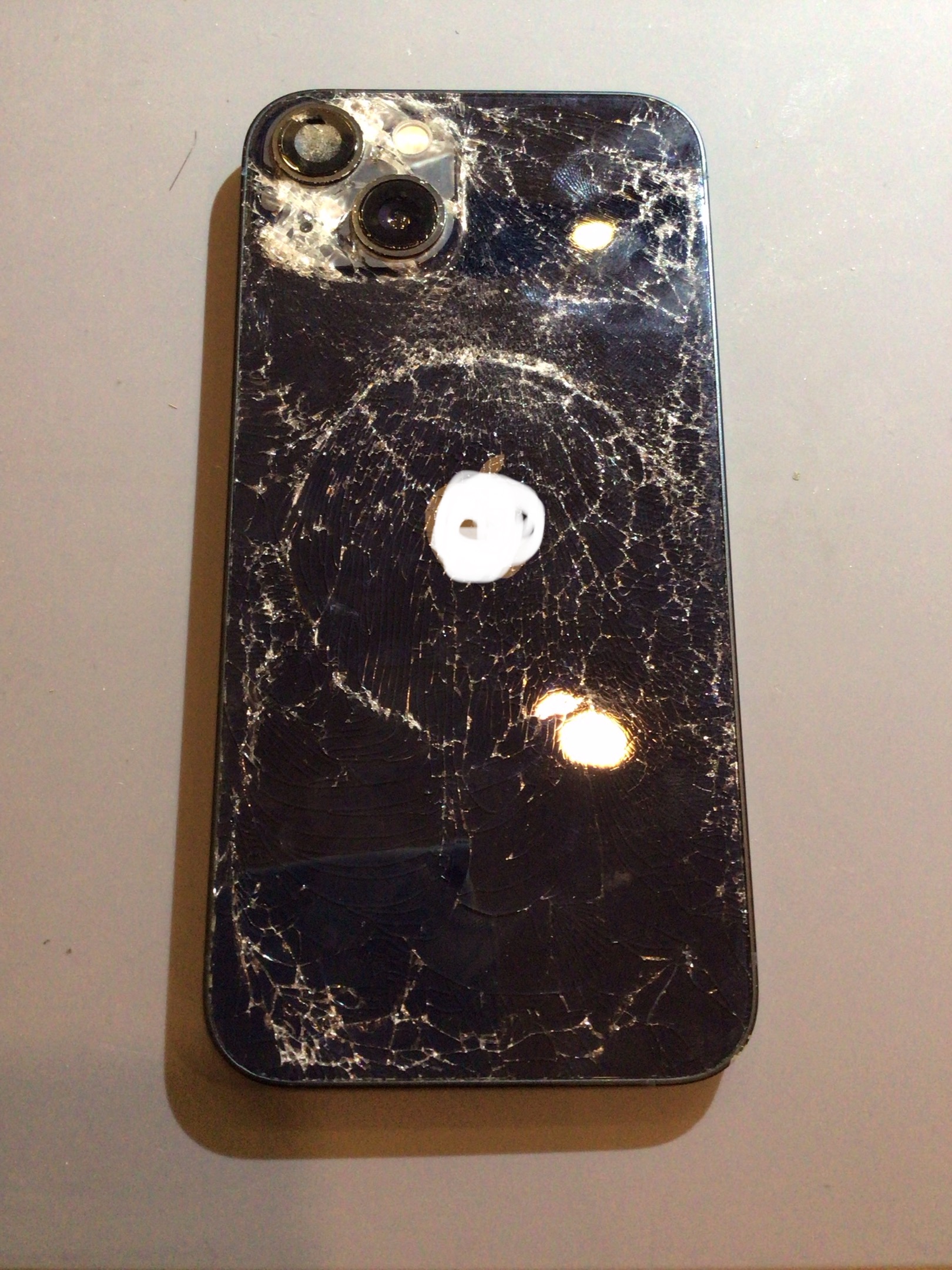 iPhone背面割れは放置するのは危険？！