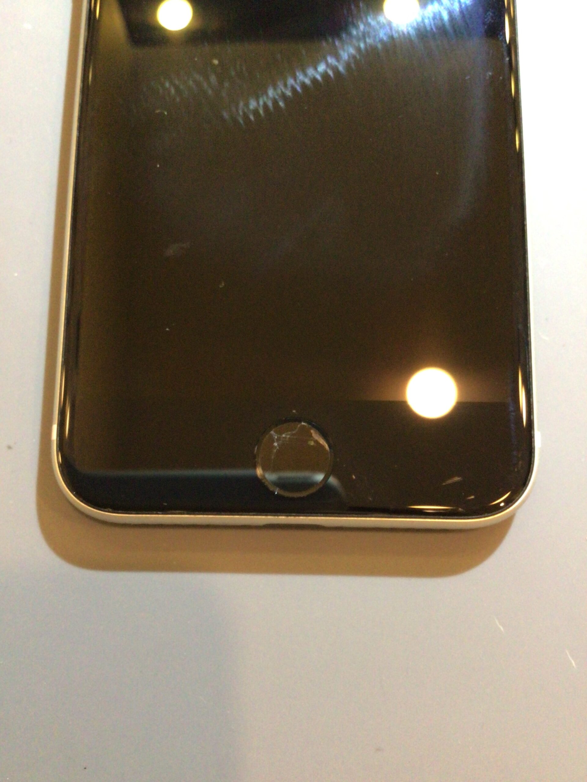 iPhone SE第2世代 ホームボタンが割れて使用できないトラブル