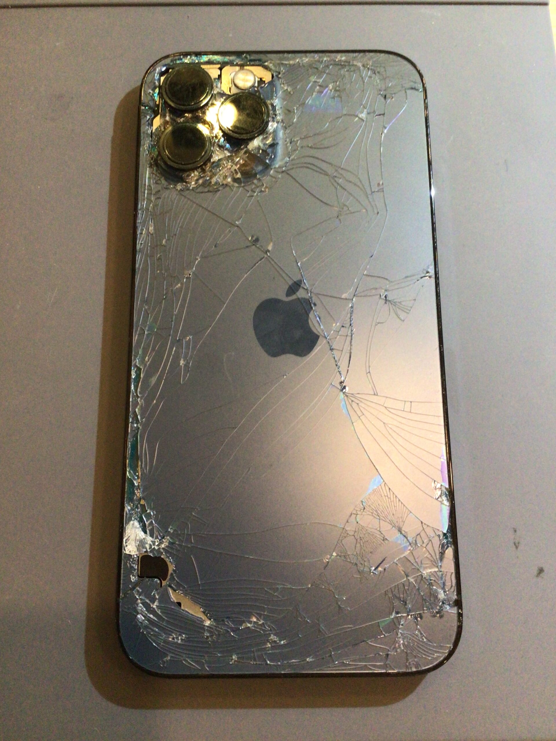 iPhone背面ガラス割れ｜放置する危険性