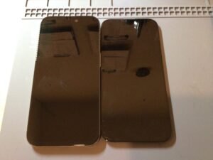 iPhone 15 Proの割れた画面