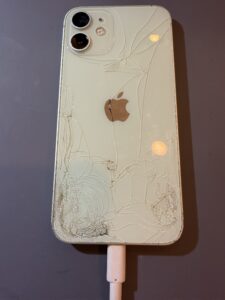 iPhone背面割れは早めの修理が大切！放置する危険性