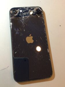 訳あり iPhone SE3 128GB ミッドナイト 83% 背面割れ iPhone SE3｜背面割れ修理｜スマホスピタル住道オペラパーク