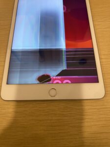 大東市南津の辺よりご来店 iPad mini5の画面に縦線と黒いシミが発生した液晶表示不良