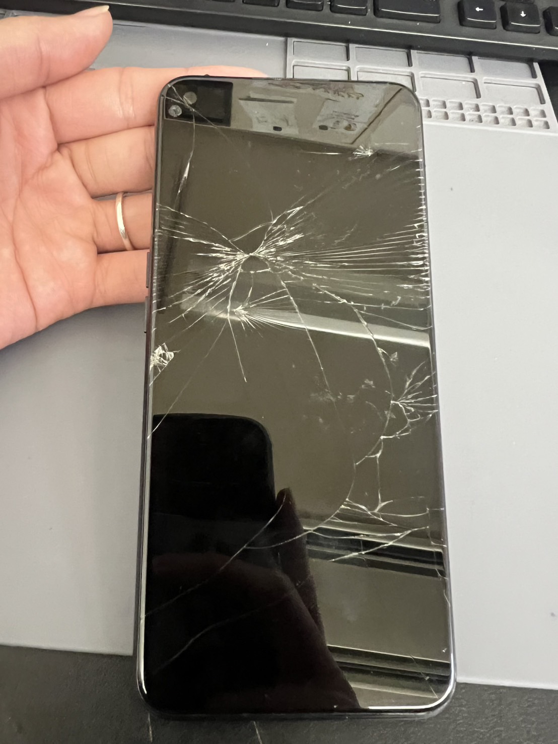 OPPO A54 5G OPG02 本体画面割れ N4 OPPO A54 5Gの画面割れ・液晶表示不良を修理！