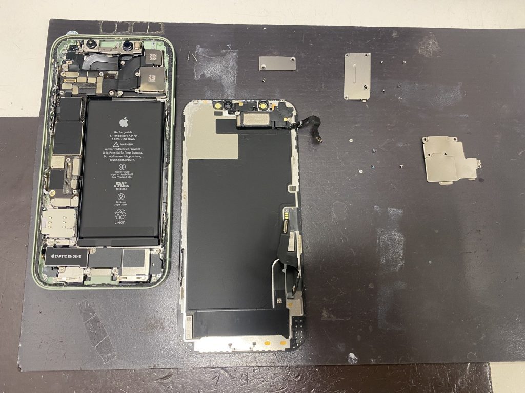 iPhone12の水没復旧作業のため分解中