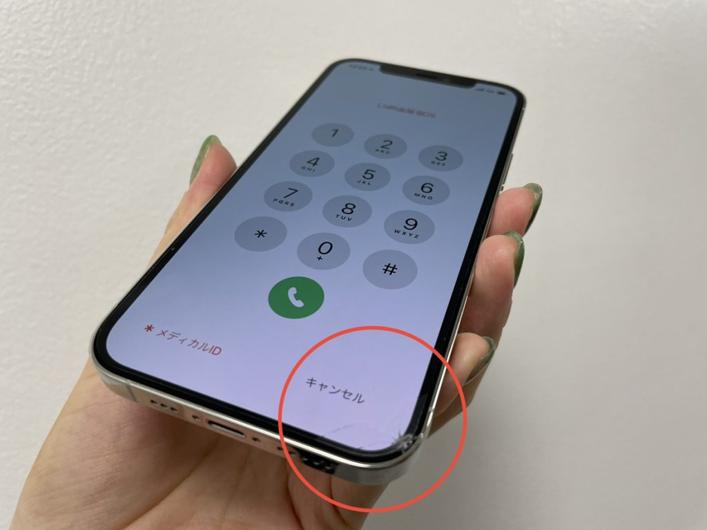 表面のガラスが割れたiPhone12Pro